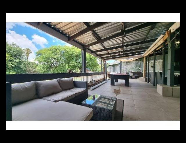 4 BEDROOM HOUSE FOR SALE IN BRAMLEY NORTH